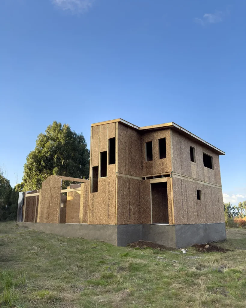 Casa de dos pisos con paneles sip